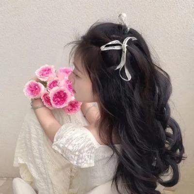 坐在酒吧里吃蛋糕